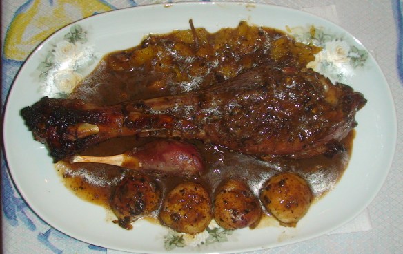 Coxa de Peru com molho de laranja e batatas assadas (na mesma forma e junto com o peru)