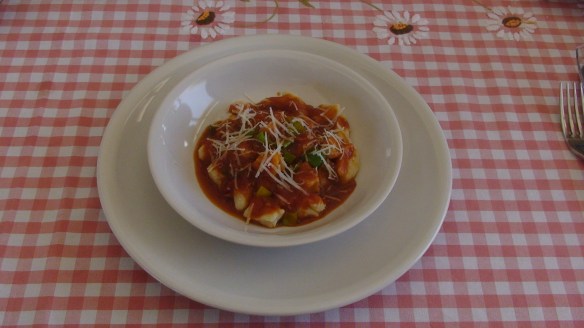 O mesmo molho aqui foi servido sobre nhoques de batatas (=pire de batatas, um ovo, trigo suficiente para dar liga, fazer rolinhos e cortá-los no formato desejado)