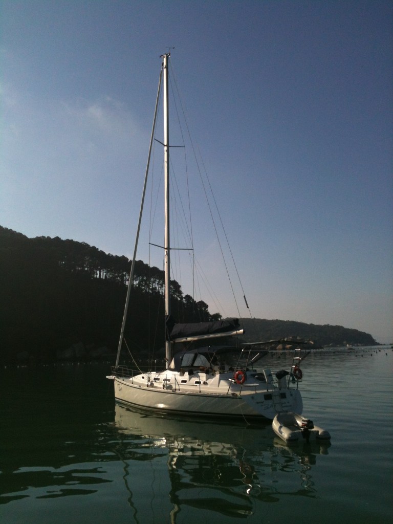 Amanhecer no Tinguá é sempre bom. Foto e palavras do Maurão. Bubi e seu bote.