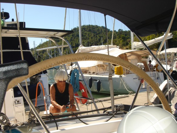 Olha onde foi parar a Comandante - saiu da roda de leme e foi lavar roupas que não mandamos para a lavanderia, como panos de prato, por exemplo.