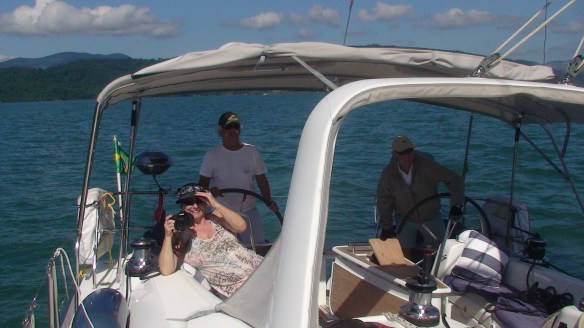 A Vivi não largou a rode de leme, empolgada com a velejada.