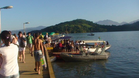 O povo chegando e partindo da Ilha, em barcos fretados.