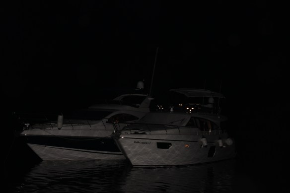 As lanchas perigosamente ancoradas e "fixas" não acompanhando o vento.