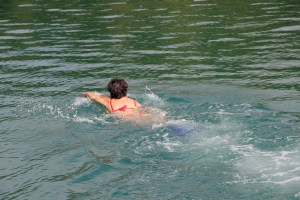 Clarice nadando para a Ilha.