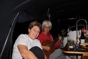 Sempre rola um violão à noite.