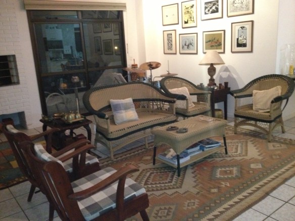 Olha a nossa bateria, lá no fundo.  