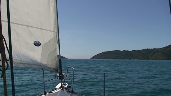 Lá adiante - à esquerda Ilha Deserta e à direita Ponta da Cajaíba