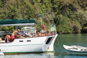 Churrasco a bordo do Les Poissons, do querido Alex Furtado, é regra nos fins de semana. 