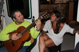 Nessa noite o som rolou no Trawler Maiô, de Alexandre e Gisele.