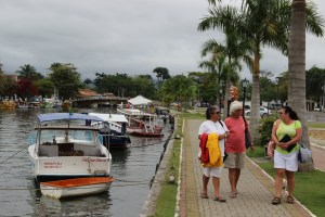 Passeando ao longo do canal.