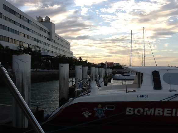 Ao anoitecer, na Marina Park Hotel, na véspera da partida.