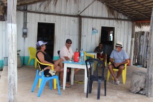 Bar do Mário, onde fomos logo que desembarcamos. Só tinha cerveja. É bom, mas é ruim, quando se tem fome.