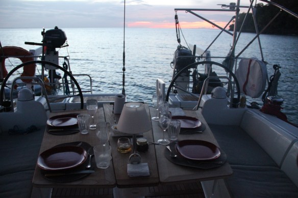 Jantar com mesa posta, é tudo de bom.