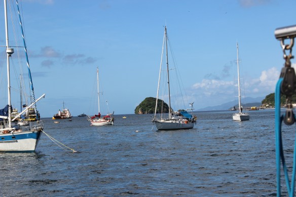 À direita daquela ilhota, entramos ontem à noite, para acessar Chaguaramas.