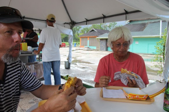Claro que a Vivi colocou vários ingredientes dentro do pão, menos o tubarão.