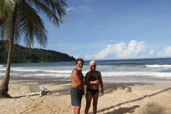 Vivi e Dávila não resistiram a um banho de mar no Maracas Bay.