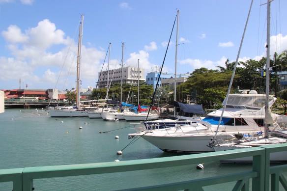 Marina em Barbados e a ponte que levanta para que os veleiros possam entrar.