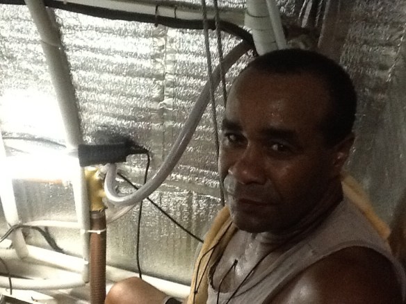 Seu Uriel - dentro da casa de máquinas do Bubi. Quem precisar de um bom mecânico é só chamá-lo. Uma simpatia de pessoa.