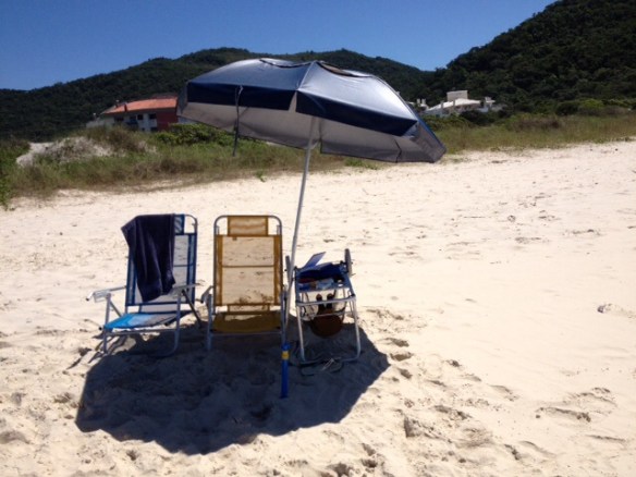 Nossas coisas de praia e lá no fundo nosso Condomínio.
