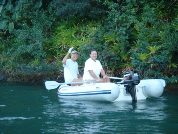 Fomos todos de botinho tirar ostras das pedras. Não são ostras grandes, mas deliciosas.