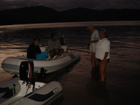 Uma voltinha na praia ao anoitecer.