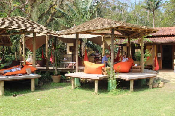 O Shambhala é restaurante asiático e a comida é maravilhosa! O proprietário, Hans, um holandês. Os estrangeiros percebem mais facilmente o potencial desse pedaço de terra, e os exploram de forma mais racional.