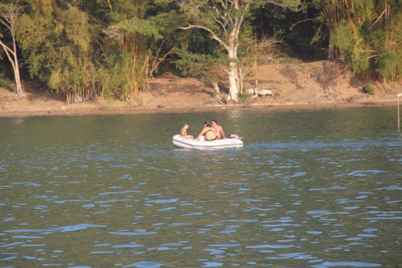 Familinha Maremio voltando ao seu barco.