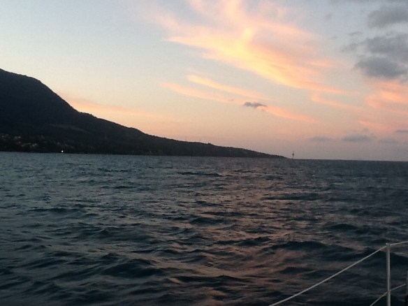 Saindo do Canal de Ilha Bela ao amanhecer.