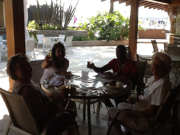 No restaurante do iate-clube com nossa tripulação. 