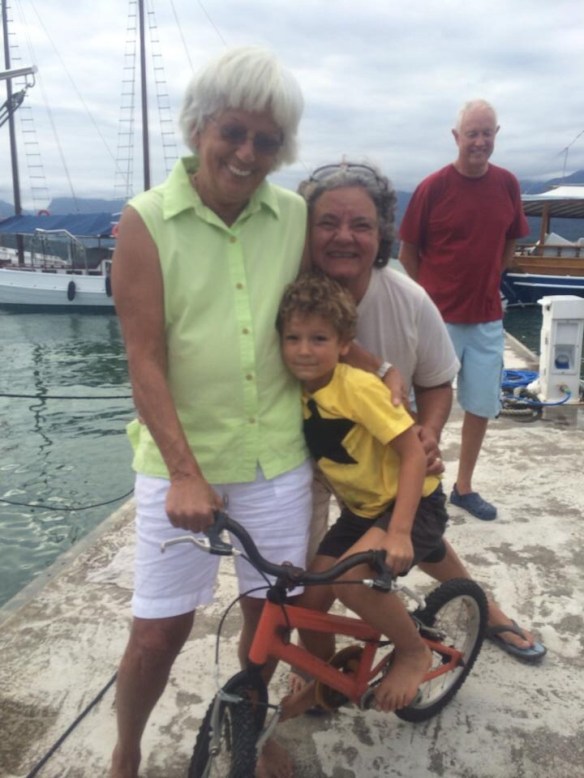 No momento da despedida, com o pequeno Vito.