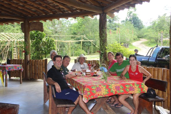 Restaurante do Quilombo - Henrique e Natasha (veleiro Tuiuiu), Carlos, Roberta e Vitório (veleiro Maremio)