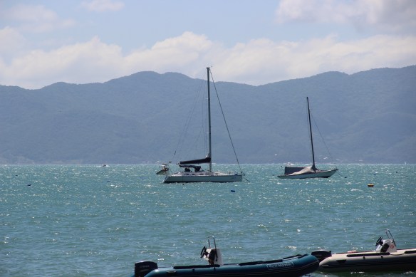 Bubi nas águas de Jurerê (sede Oceânica do ICVI), esperando maré para passar sob as pontes e ser levado à sede principal do Iate Clube Veleiros da Ilha. 