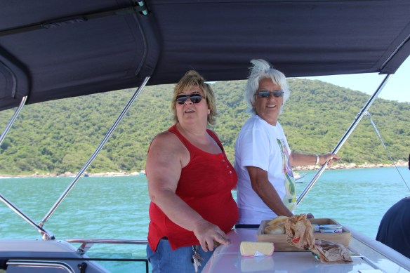 Rô preparando nosso almoço - na churrasqueira do fly-bridge.