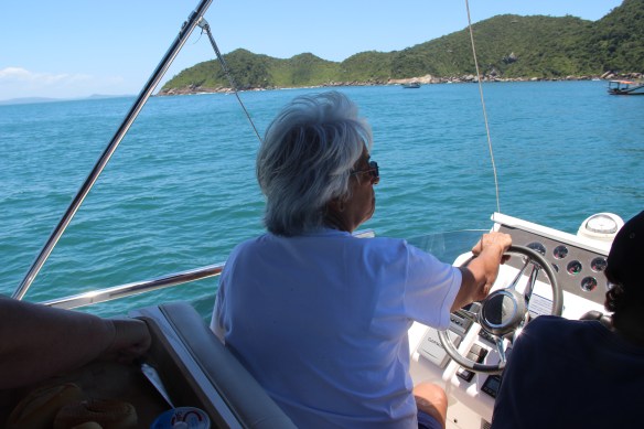 Vivi é eclética - adora pilotar uma lancha. Mas sua alma é de velejadora.