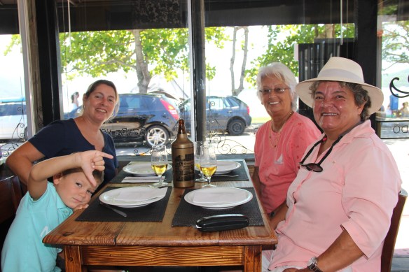 Roberta e o pequeno Vito, no restaurante Barba Negra na Lagoa da Conceição, onde degustamos um polvo maravilhoso, além de ostras e camarões.