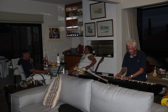 Em casa, depois de um almoço ao gosto do Élio - Pé de Porco refogado (uma de minhas especialidades) passamos a tarde e parte da noite curtindo música (nosso amigo Paulo Motta ao piano).