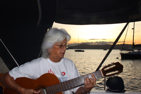 Violão ao por do sol - nada mais relaxante.