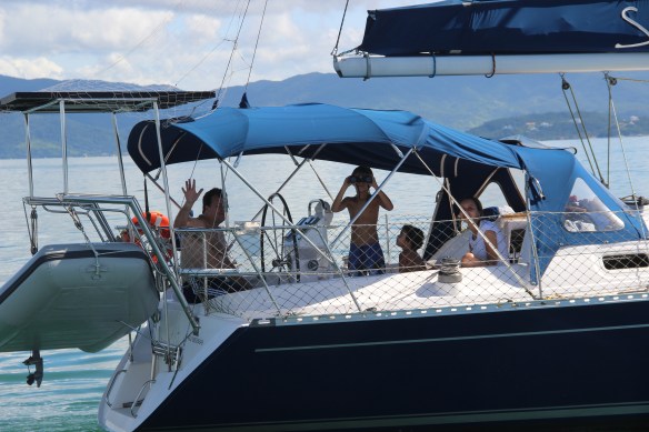 Colocamos "pilha" no Marcello e Guta e, no dia seguinte, eles vieram passear ao nosso lado (veleiro Split), com os filhotes Arthur e Dudu.